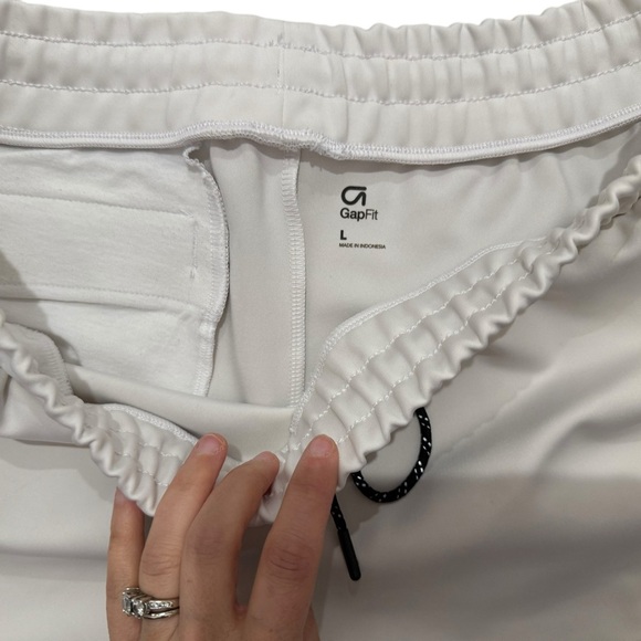 Women’s size large gap shorts in excellent like-new condition - Picture 2 of 3